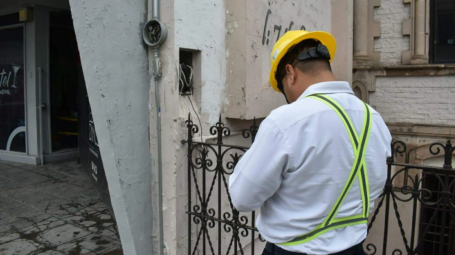 60 elementos de la CFE peinan el centro para encontrar “colgados”; pierden 5 millones diarios